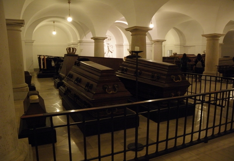 Katedral içerisinde yer alan mezar odası