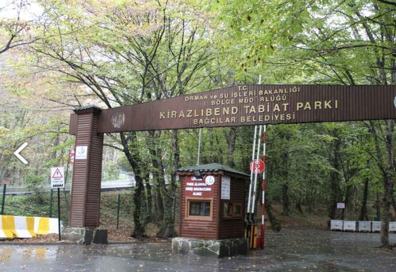 Parkın girişi