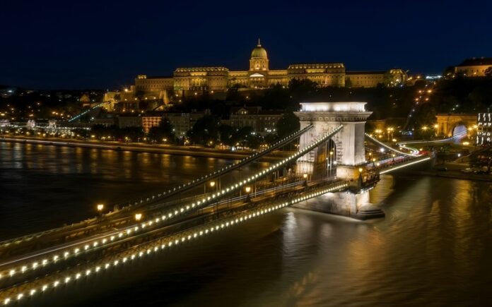 Budapeşte'de Özgürlük Köprüsü ve çevresi - Baya İyi